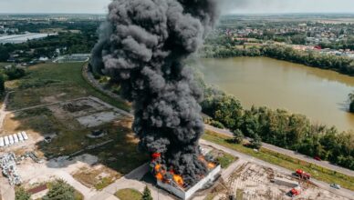 Policjant, który jest także strażakiem, gasił pożar hali z chemikaliami