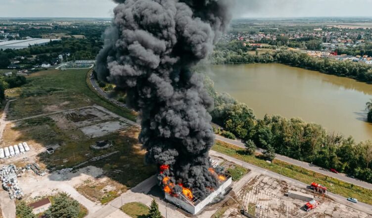 Policjant, który jest także strażakiem, gasił pożar hali z chemikaliami