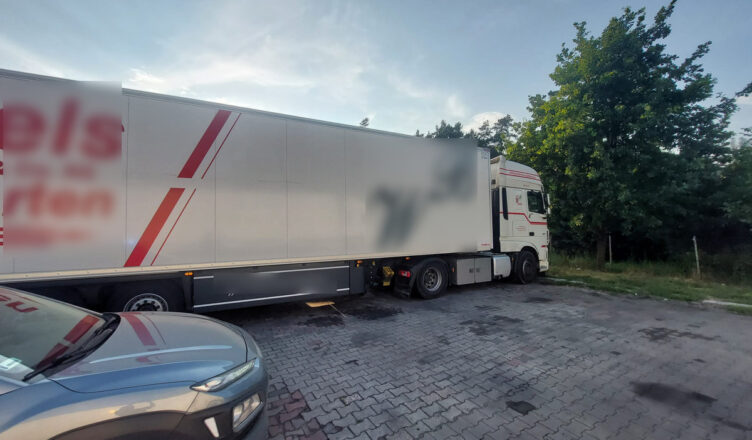 Zatrzymani obywatele Litwy za kradzież ciągnika siodłowego – odzyskano mienie warte 400 tys. euro