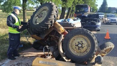 Dachowanie traktora po zderzeniu z osobówką