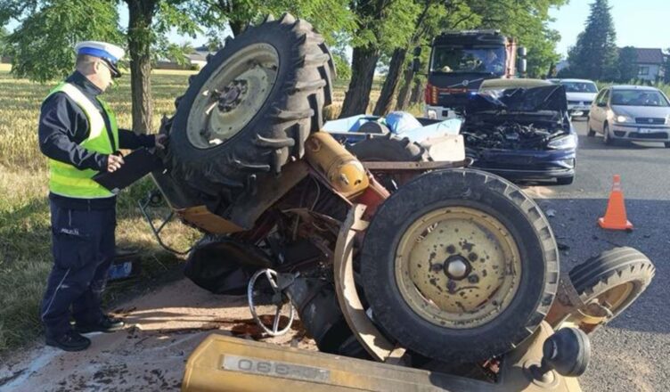 Dachowanie traktora po zderzeniu z osobówką