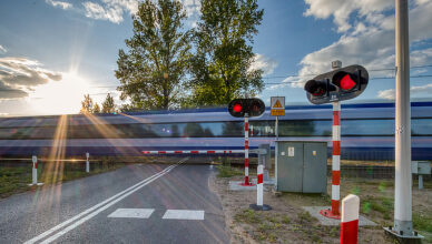 Szlaban na ryzyko! Zachowaj ostrożność na przejeździe kolejowym