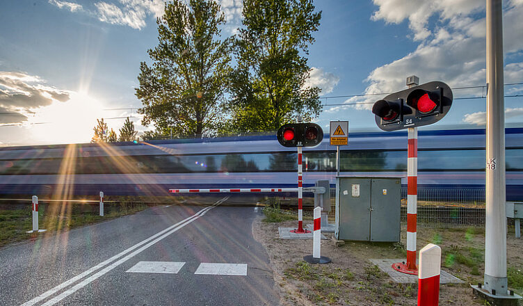 Szlaban na ryzyko! Zachowaj ostrożność na przejeździe kolejowym