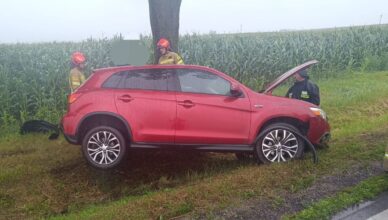 Uwaga na mokrą nawierzchnię - auto w rowie po poślizgu