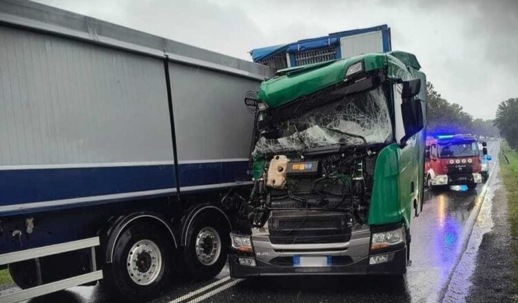 Zderzenie trzech ciężarówek na krajowej 60-siątce