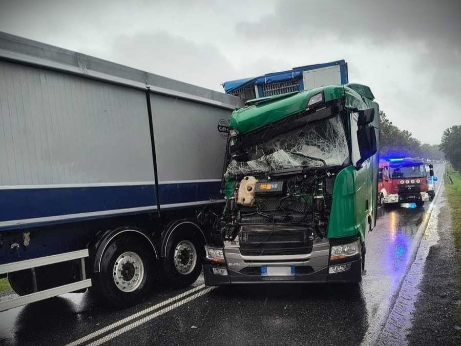 Zderzenie trzech ciężarówek na krajowej 60-siątce