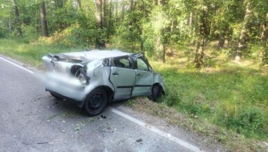 Ranny 19-latek po dachowaniu auta