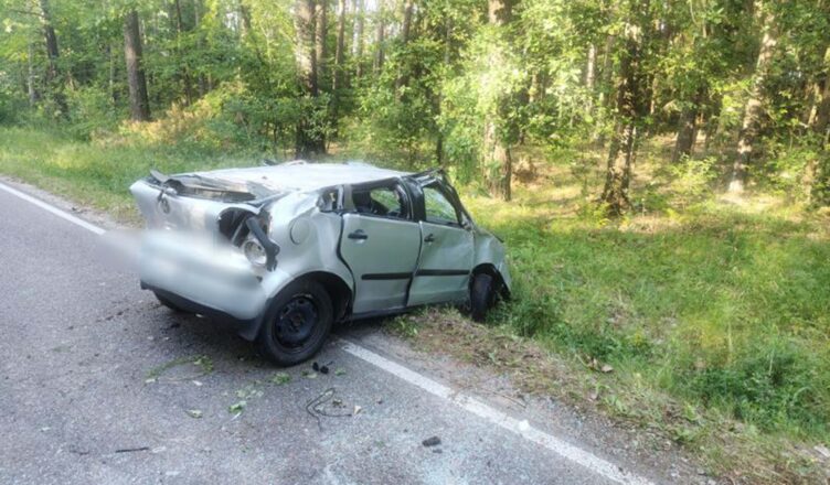 Ranny 19-latek po dachowaniu auta