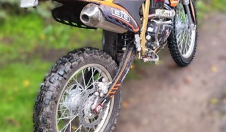 16-letni motocyklista uderzył w ogrodzenie – został ranny