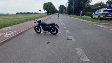 Kolizja dwóch motocyklistów na skrzyżowaniu
