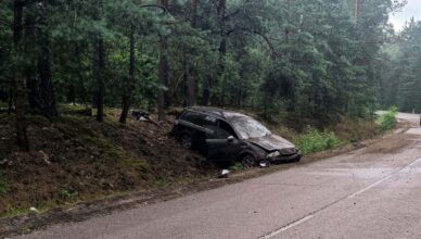 Nietrzeźwy, pod wpływem narkotyków i sądowymi zakazami zjechał z drogi i zakończył w rowie