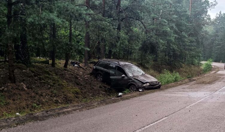 Nietrzeźwy, pod wpływem narkotyków i sądowymi zakazami zjechał z drogi i zakończył w rowie