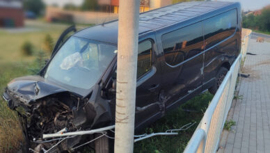 Nietrzeźwy kierowca przejechał przez dwie bariery ochronne