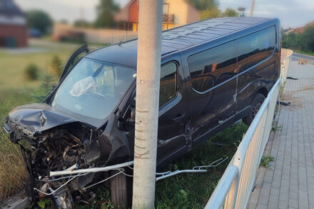 Nietrzeźwy kierowca przejechał przez dwie bariery ochronne