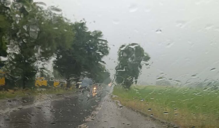 Intensywne opady deszczu, uważajmy na jezdni