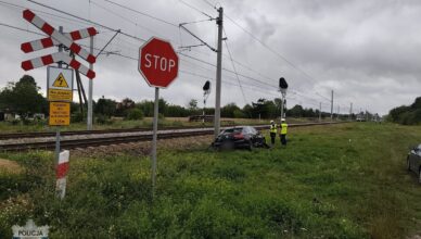 Wypadek na przejeździe kolejowym: zderzenie volkswagena z pociągiem