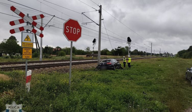 Wypadek na przejeździe kolejowym: zderzenie volkswagena z pociągiem