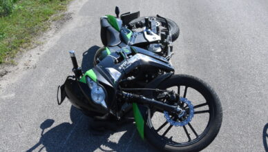 „Pojechał tylko do sklepu” – był tak pijany, że wywrócił się na motorowerze