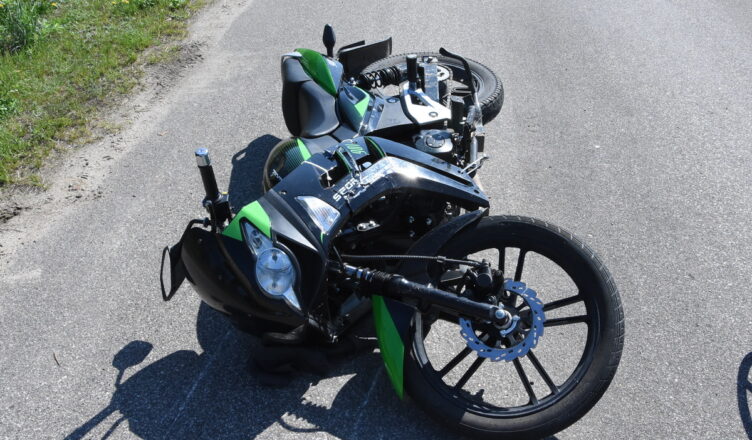 „Pojechał tylko do sklepu” – był tak pijany, że wywrócił się na motorowerze