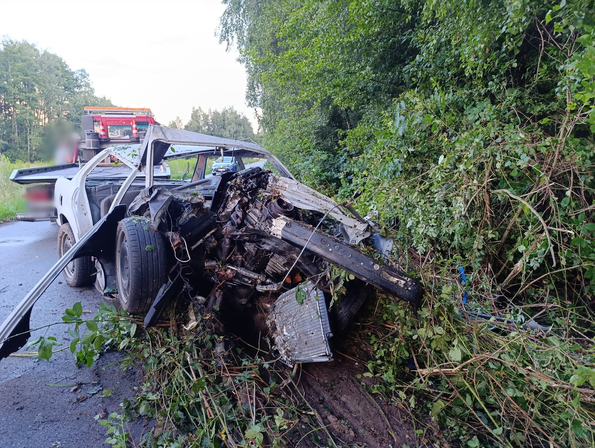 Tragiczny finał jazdy wrakiem. Nie żyje 30-letni kierowca BMW