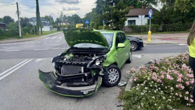 Wypadek na Alei Armii Krajowej w Wołominie – cztery pojazdy zderzyły się na skrzyżowaniu