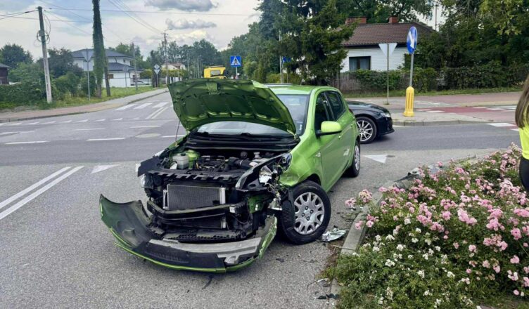 Wypadek na Alei Armii Krajowej w Wołominie – cztery pojazdy zderzyły się na skrzyżowaniu