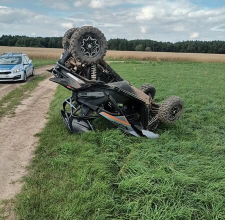 Niebezpieczne dachowanie czterokołowca. Na pomoc wezwano LPR.