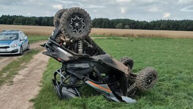 Niebezpieczne dachowanie czterokołowca. Na pomoc wezwano LPR.