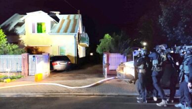 Groził żonie śmiercią, zaatakował policję maczetą i podpalił mieszkanie