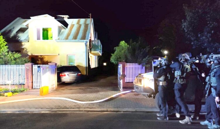 Groził żonie śmiercią, zaatakował policję maczetą i podpalił mieszkanie