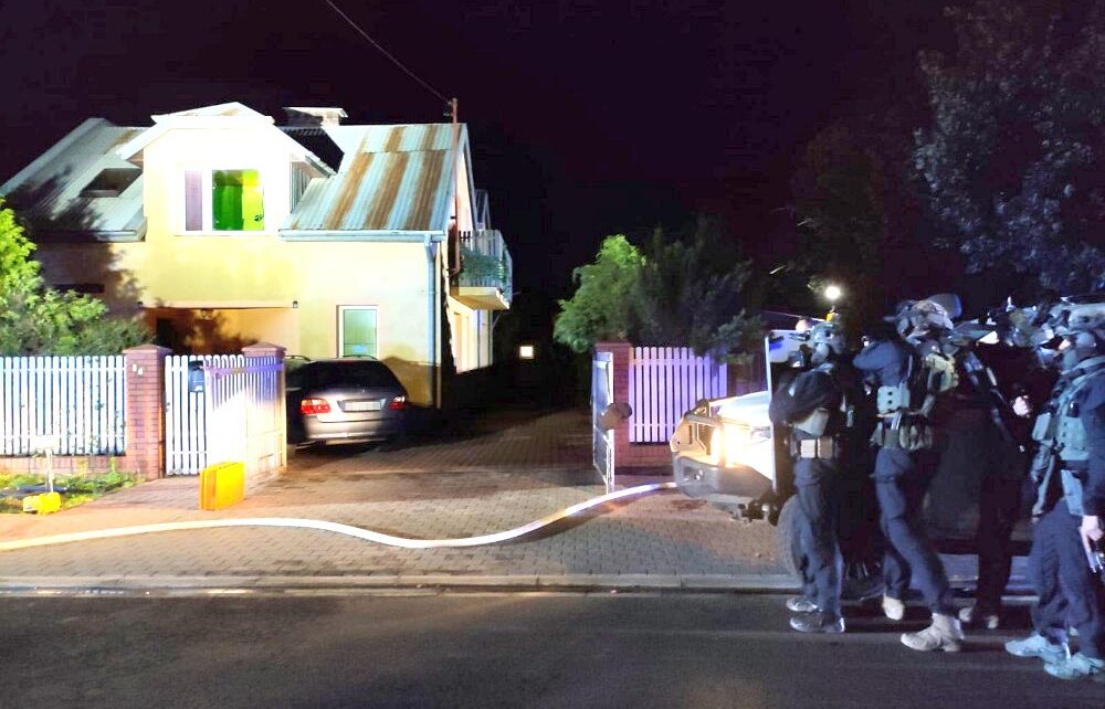 Groził żonie śmiercią, zaatakował policję maczetą i podpalił mieszkanie