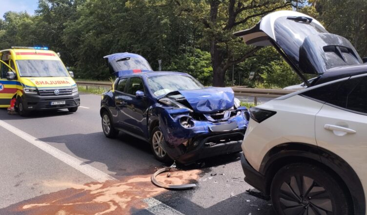 Na DW 629 zderzenie dwóch aut osobowych – działania ratunkowe na drodze wojewódzkiej
