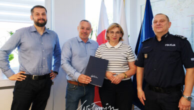 Nowy samochód dla Policji dzięki wsparciu gminy Wołomin