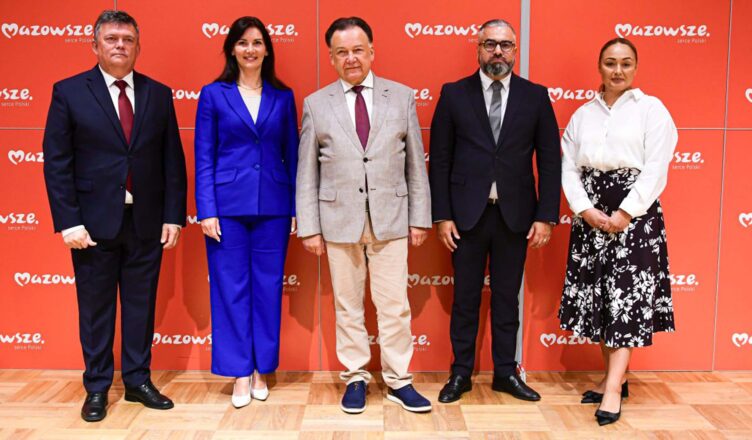 O współpracy Mazowsza i społeczności romskiej w przededniu Dnia Pamięci o Zagładzie Romów i Sinti