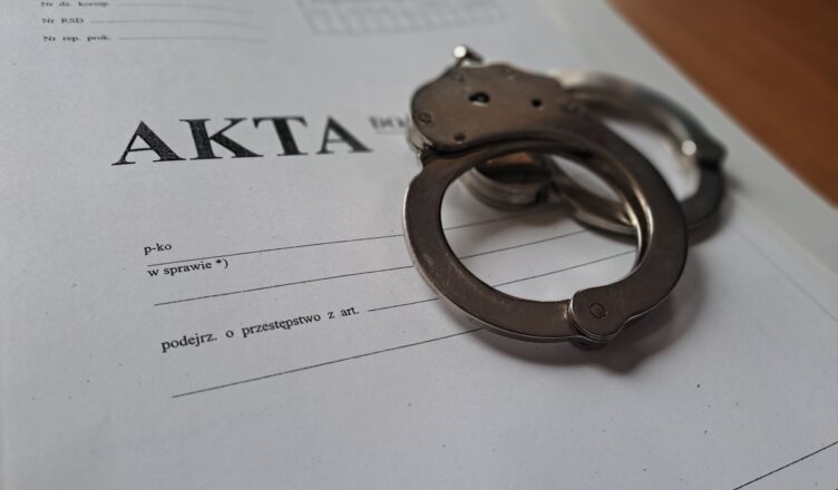 Zaniedbane dziecko pod opieką nietrzeźwych rodziców – interwencja policji w Ząbkach