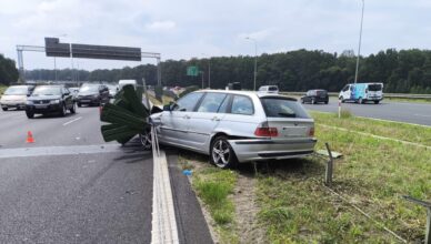 Na S8 samochód osobowy uderzył w bariery energochłonne