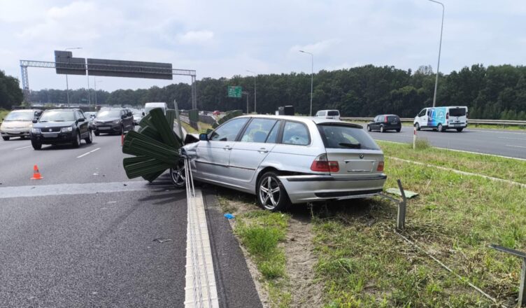 Na S8 samochód osobowy uderzył w bariery energochłonne