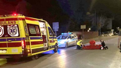 Groźny wypadek w centrum miasta. Motocyklista w ciężkim stanie trafił do szpitala.