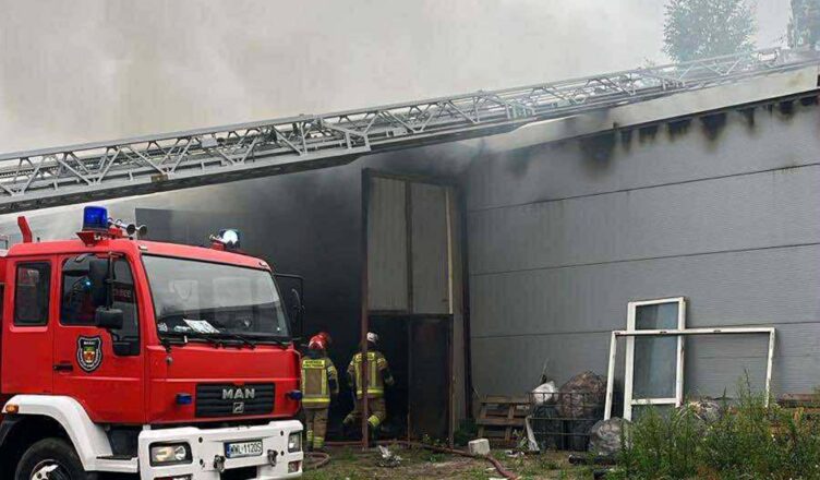 Pożar hali produkcyjnej w Słupnie. Strażacy przez wiele godzin walczyli z ogniem
