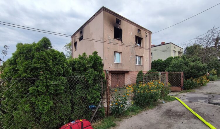 Pożar domu jednorodzinnego w Markach. Strażacy błyskawicznie opanowali sytuację