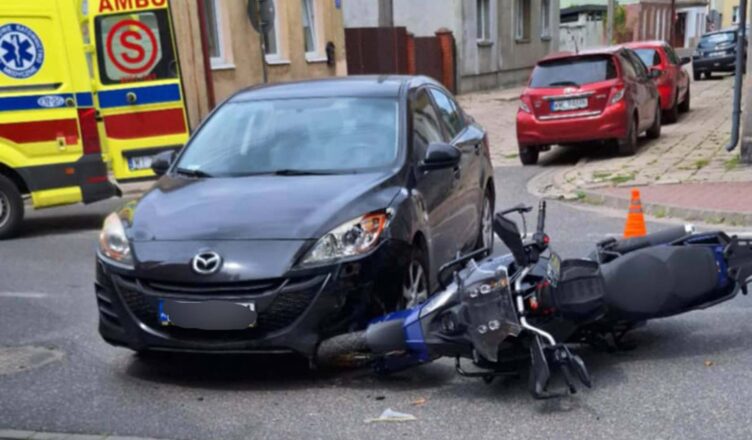 Motocykl kontra samochód osobowy – jedna osoba poszkodowana