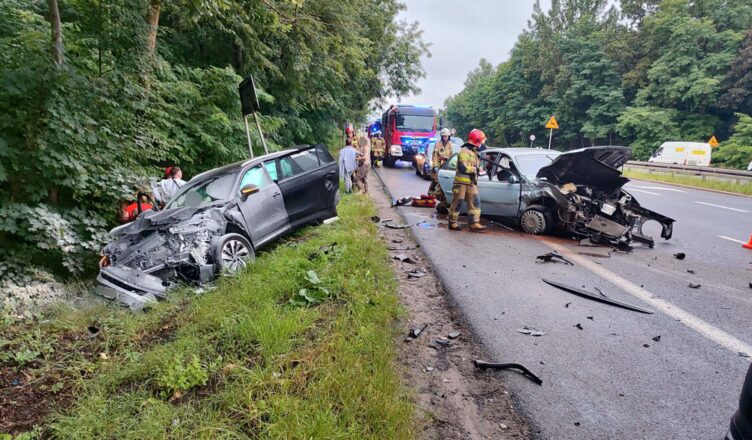 Zderzenie dwóch pojazdów w Słupnie. Trzy zespoły ratownictwa medycznego na miejscu