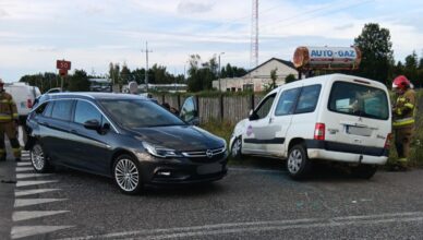 Zderzenie trzech pojazdów na DK-50 w Strachówce. Na miejscu wszystkie służby ratunkowe