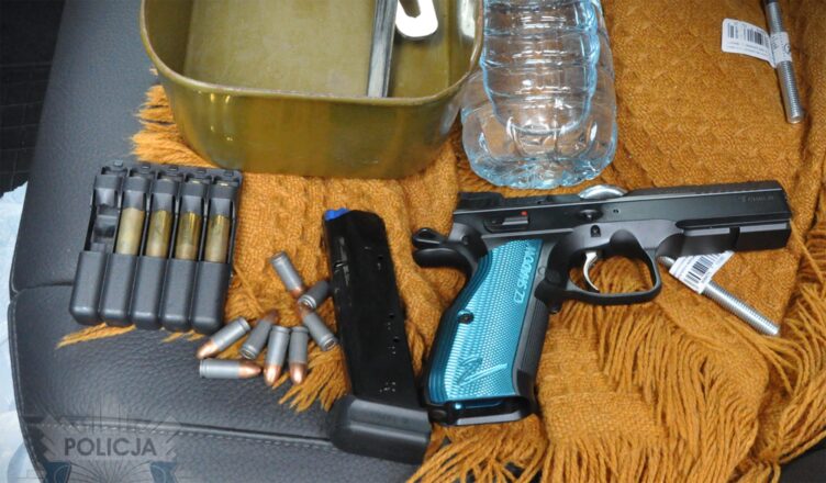 Zatrzymanie na S8. Trzy promile, broń w aucie i jazda „pod prąd”.