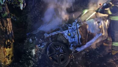 Groźne zdarzenie w Gawłowie: Mercedes uderzył w drzewo i stanął w ogniu
