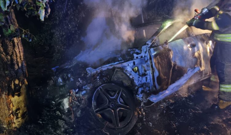 Groźne zdarzenie w Gawłowie: Mercedes uderzył w drzewo i stanął w ogniu