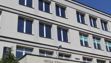 Nowe okna w szkole podstawowej w Tłuszczu