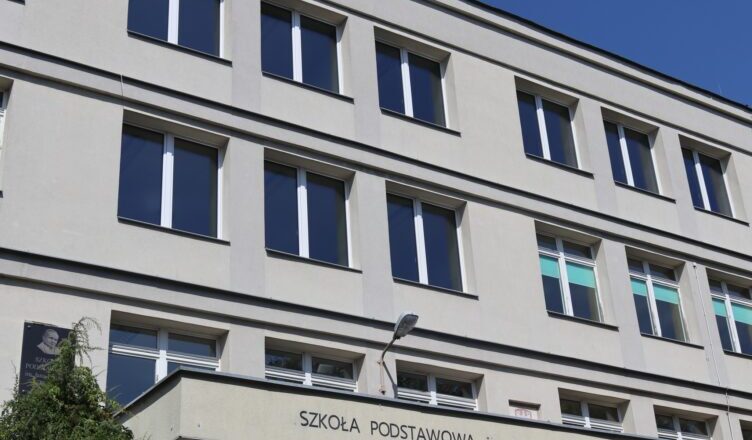 Nowe okna w szkole podstawowej w Tłuszczu