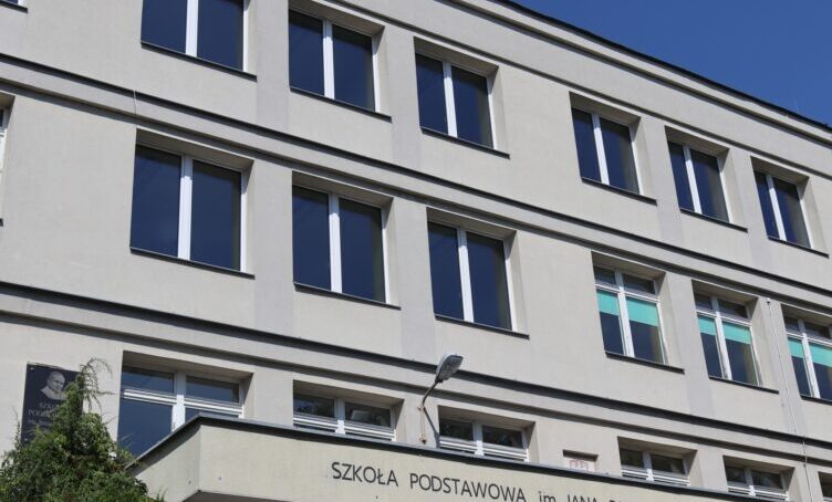 Nowe okna w szkole podstawowej w Tłuszczu