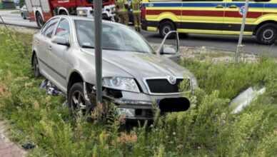 Na DW634 auto osobowe wypadło z drogi w Nowych Lipinach